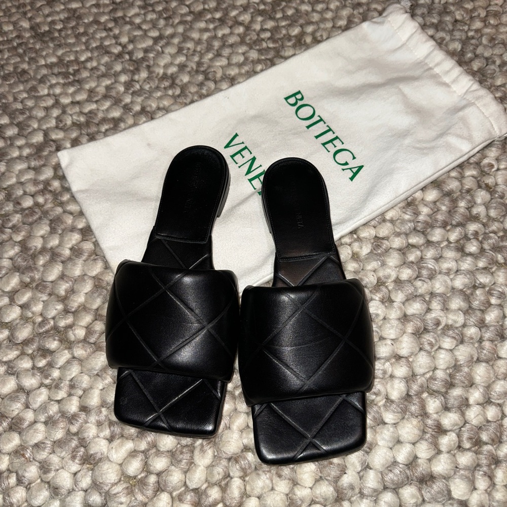 BOTTEGA VENETA
Quilted leather slides. Size 40. Perfect condition.